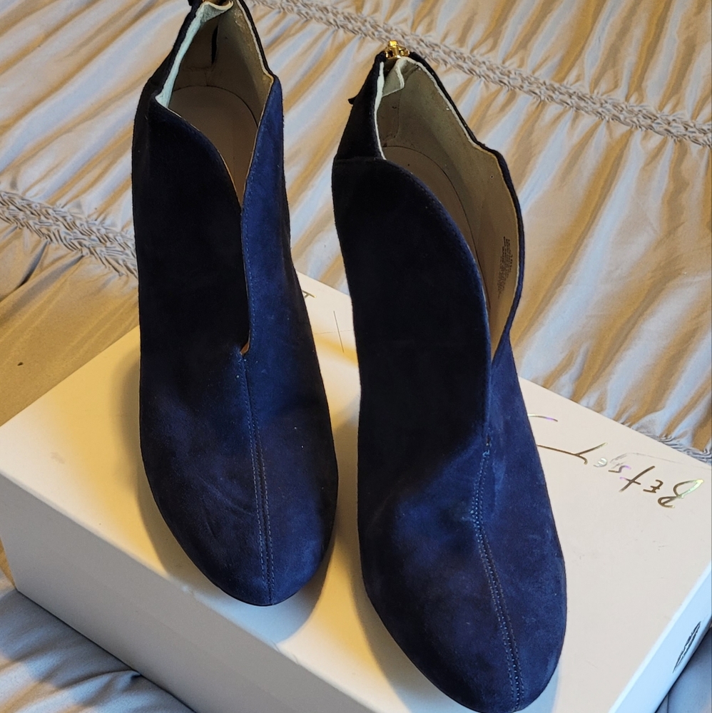 Heels - Picture 3 of 4